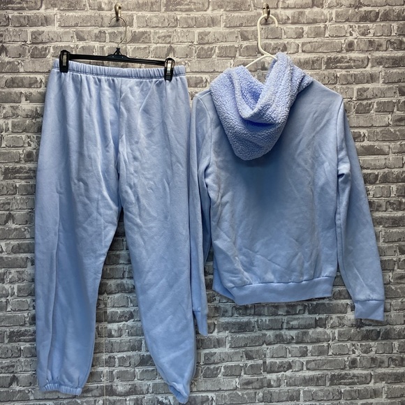 PINK sweatsuit. - Picture 9 of 10